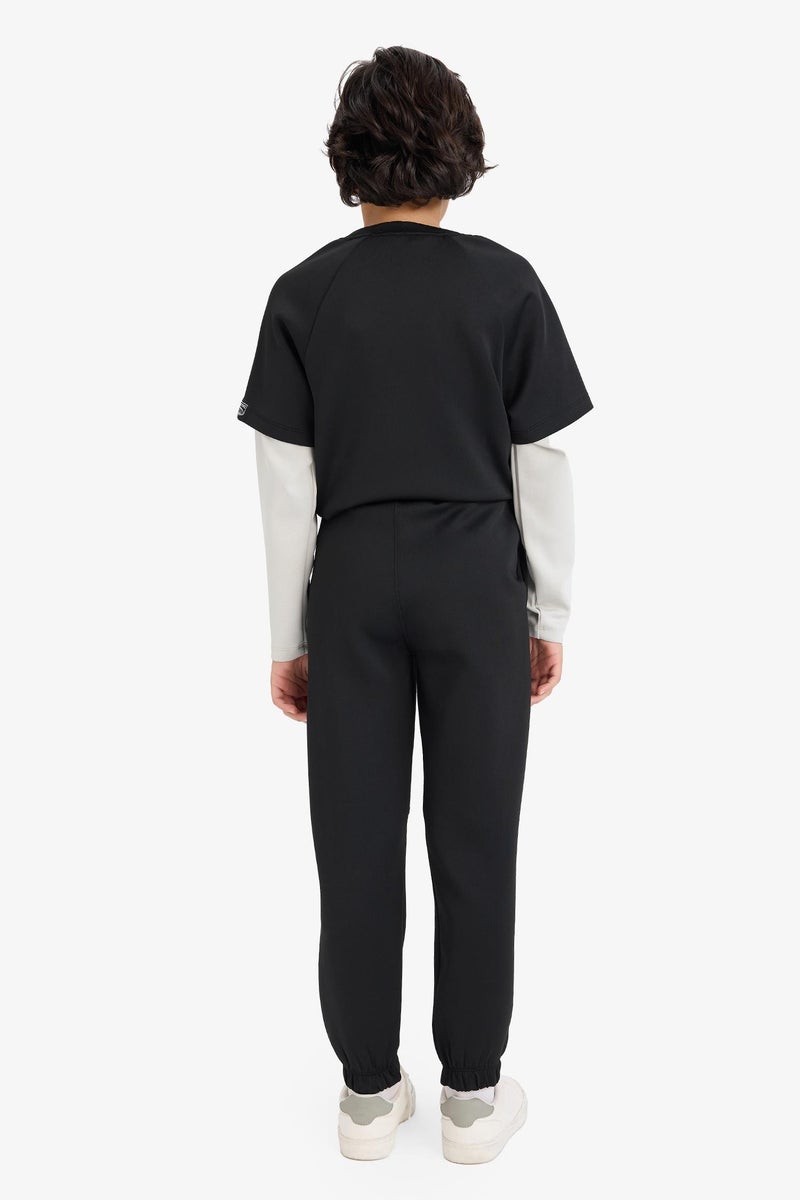 ديفاكتو بنطلون سويت بانتس اولادي بطبعة شعار قماش سكوبا قصة عادية - Image 4